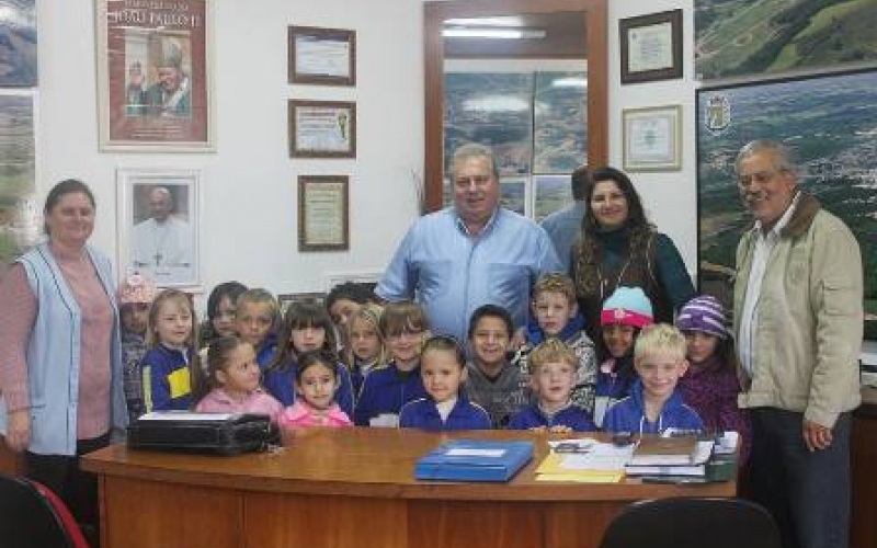 Alunos da Escola Mun. Nossa Senhora das Graças visitam Prefeitura