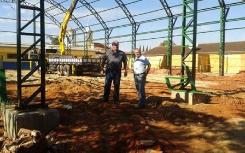 Prefeito e Secretário de Obras Vistoriam Construção da Quadra Coberta Poliesportiva na Escola Nossa Senhora das Graças e