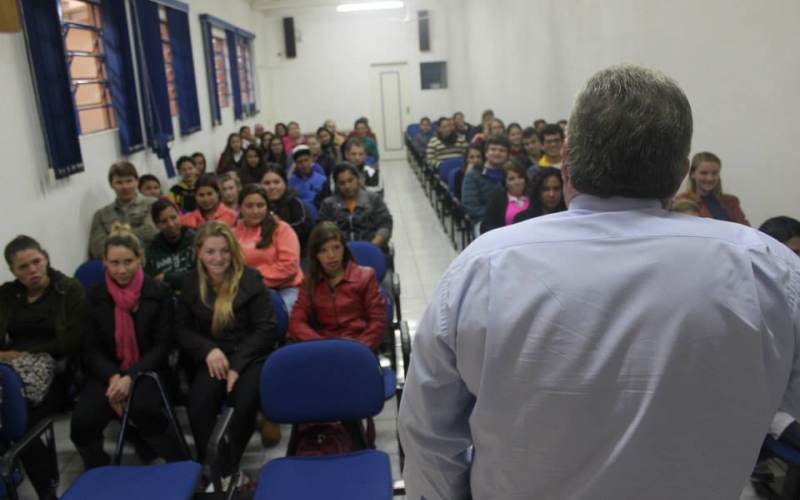 Estagiários recebem Palestra sobre Profissionalização