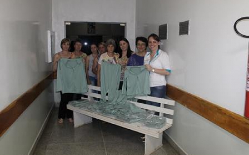 Operárias de Santa Rita/ Serrinha fazem doação de vestuário ao Hospital Municipal