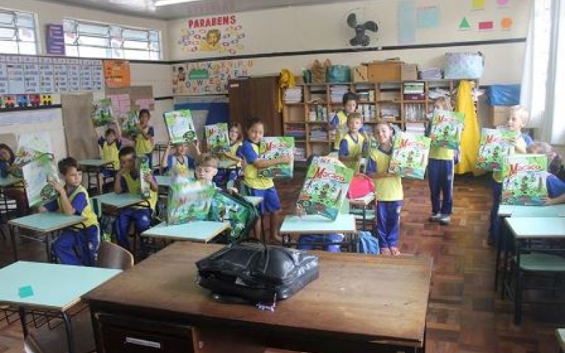 Alunos recebem brinquedos