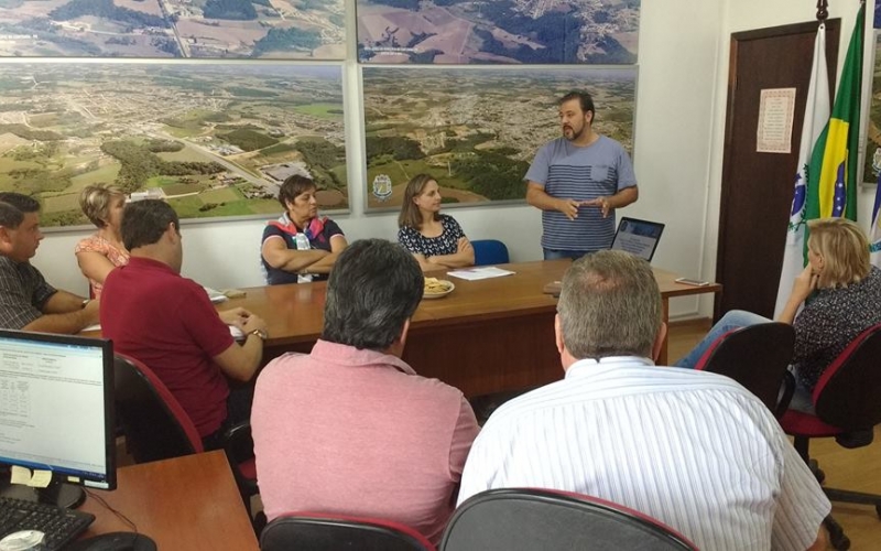 Prefeito e vice reúnem equipe para apresentação de nova tecnologia de informação