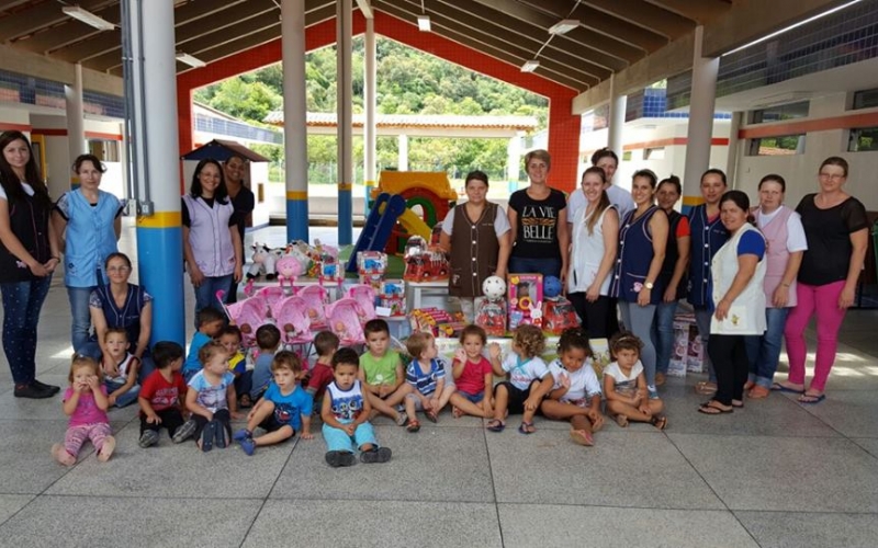 CMEI Dona Anita recebe brinquedos