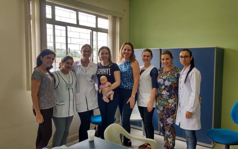 Enfermeiras recebem treinamento para realização de puericultura