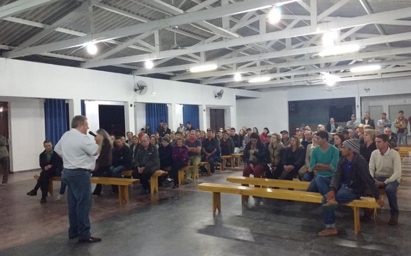 PREFEITO E SECRETÁRIOS PARTICIPAM DE REUNIÃO NA COMUNIDADE DE CATANDUVAS DO SUL