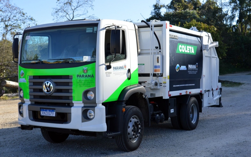 Contenda recebe caminhão para coleta de lixo