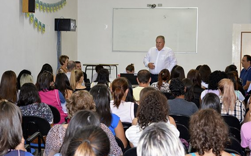 Carlão recepciona estagiários do município