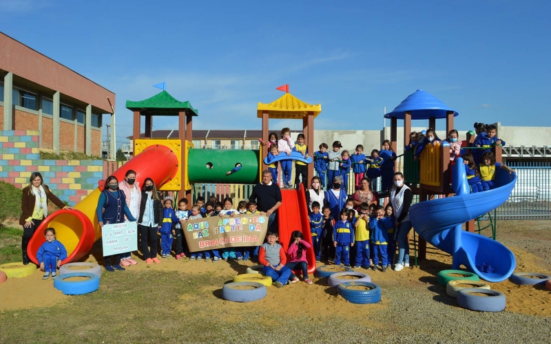 Contenda instala novos playgrounds