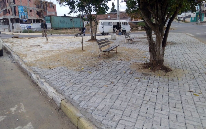 Contenda faz melhorias em praça central