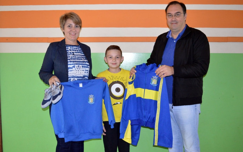 Contenda entrega uniformes escolares