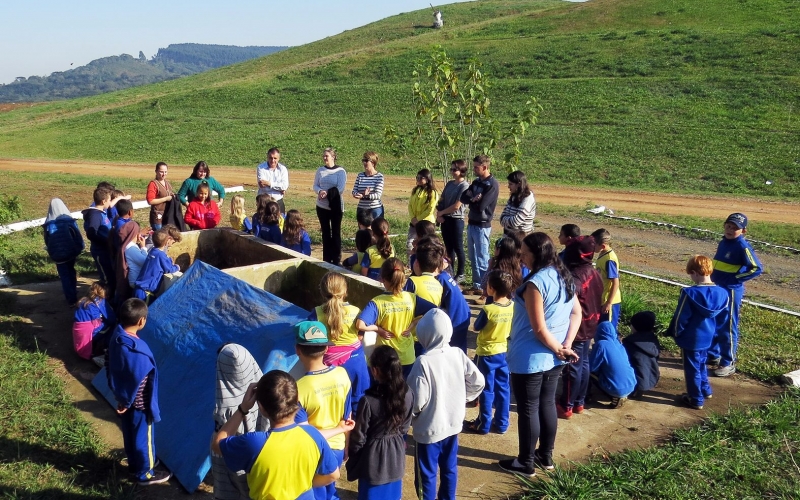 Alunos de Contenda visitam o aterro da Lapa